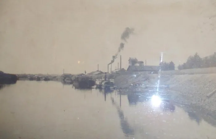 Сосьвинский чугунолитейный завод_вид с реки Сосьва. Ориентировочно 1900-е годы.